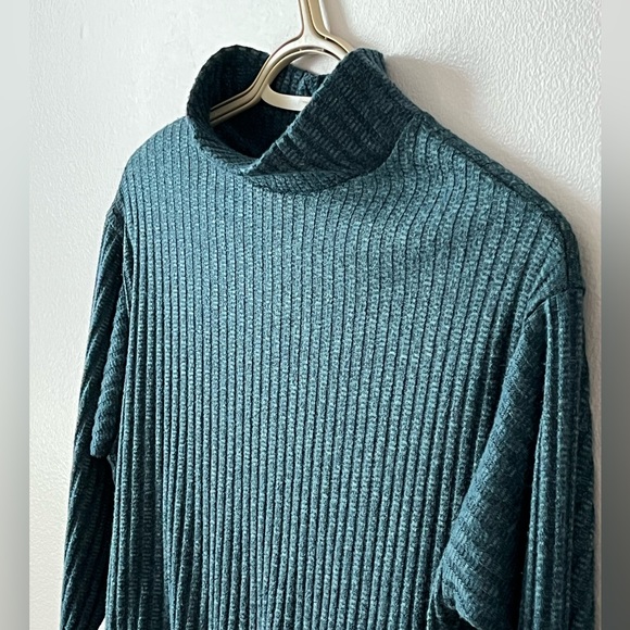 Women’s Olivia Rae Long Sleeves Cropped Top - Picture 2 of 9